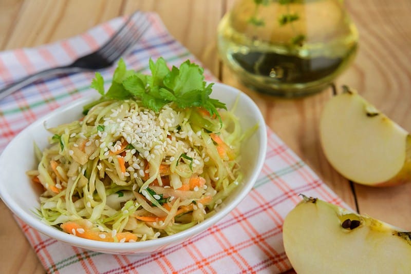 Салат из капусты, моркови, яблока