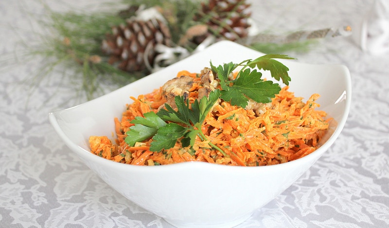 Салат зимний с орешками, морковью и сельдереем