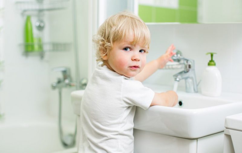 ребенок моет руки
