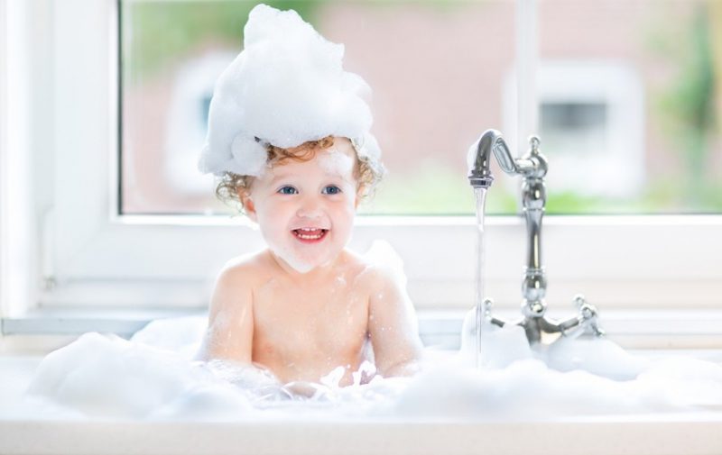ребенок в ванне