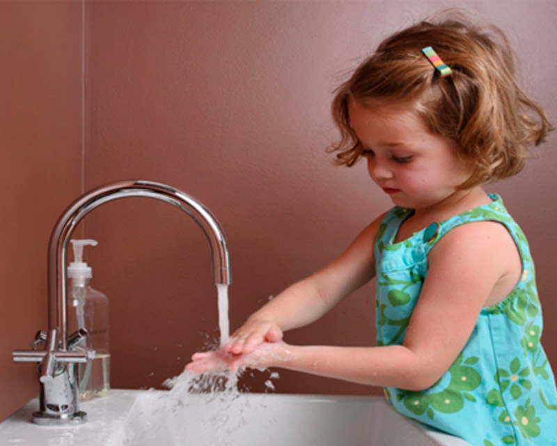 Гельминты из группы нематод Девочка моет руки от глистов