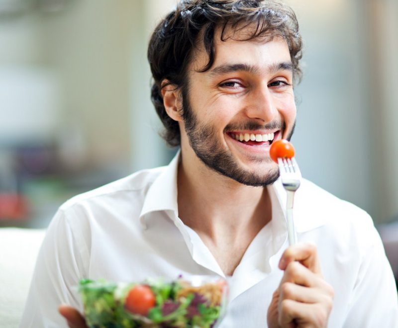 человек ест