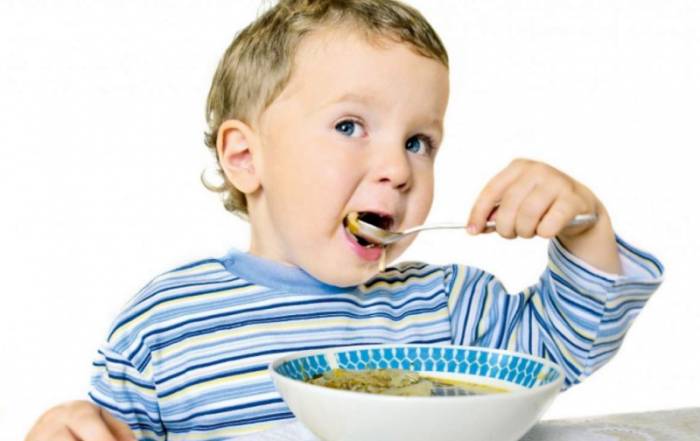 ребенок ест