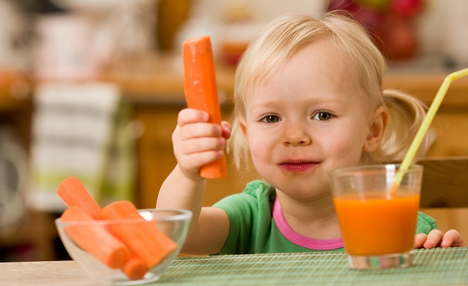 Морковный сок - средство для борьбы с паразитами для детей