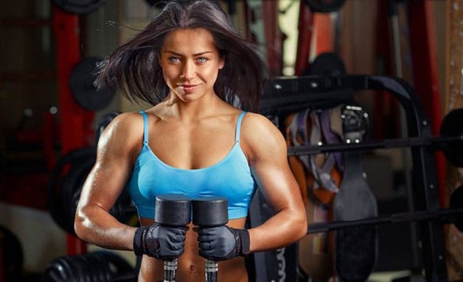 Девушка с гантелями