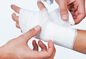 Наложение бинта на руку Вывих костей запястья