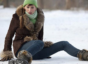 Женщина упала Травма при падении