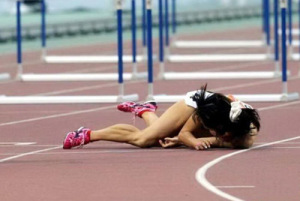 падение на беговой дорожке Перелом может возникнуть из-за падения, ДТП, остеопороз или сильной физической нагрузк