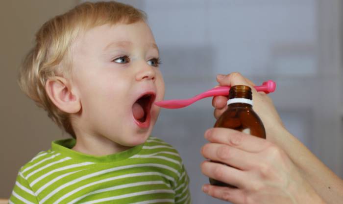 даем лекарство детям