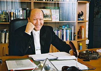 На фото доктор Норбеков