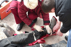 Транспортная иммобилизация Транспортная иммобилизация с помощью шины Дитерихса