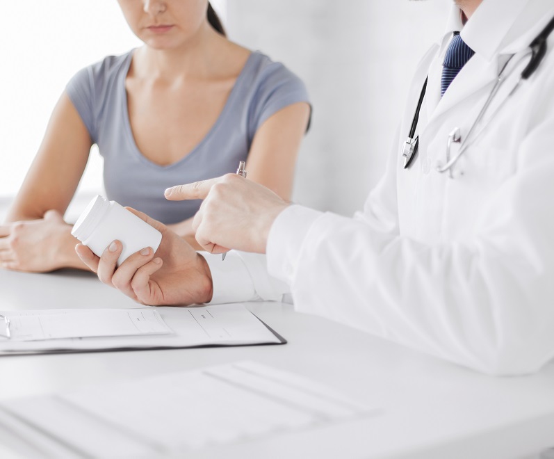 Врач выписывает пациенту препарат от описторхоза