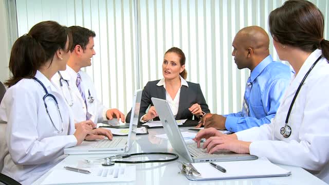 врачи совещаются