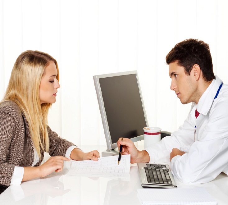 Врач назначает лечение при токсоплазмозе пациенту