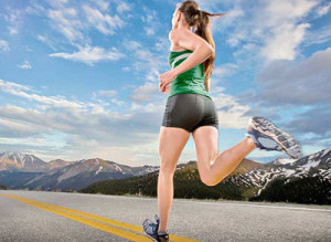 Девушка бежит по дороге