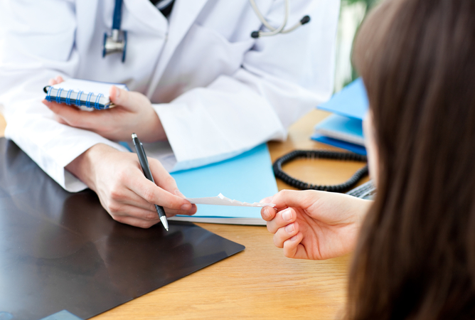 врач прописывает лекарство