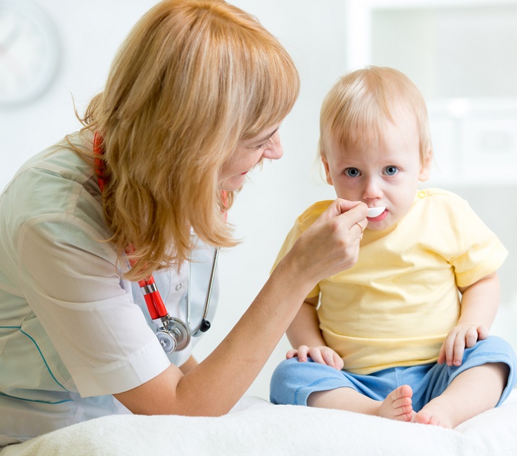 Врач дает лекарство от токсокароза ребенку