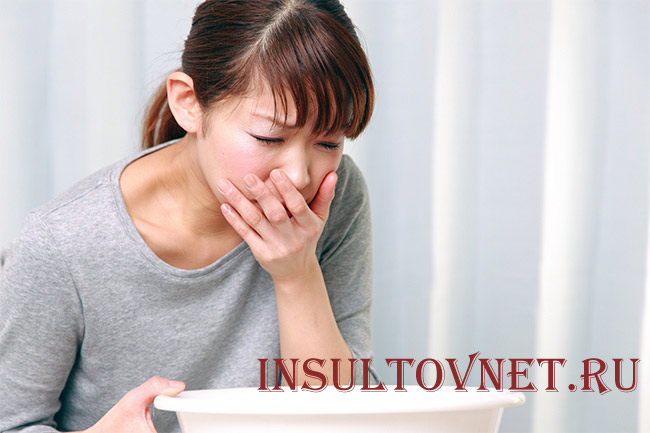 Почему болит голова и тошнит