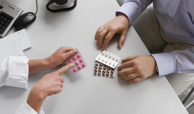 Врач назначает пациенту таблетки от описторхоза