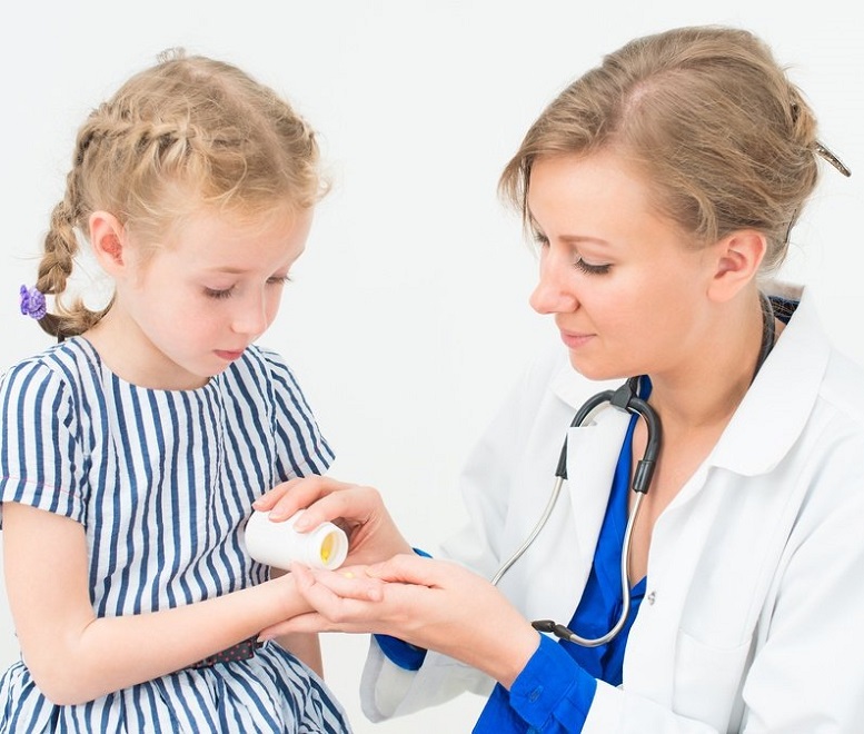 Врач дает таблетки ребенку от остриц