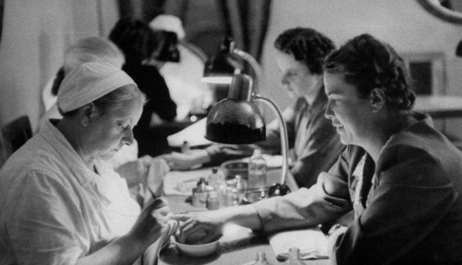 Когда появились первые мастера маникюра и педикюра