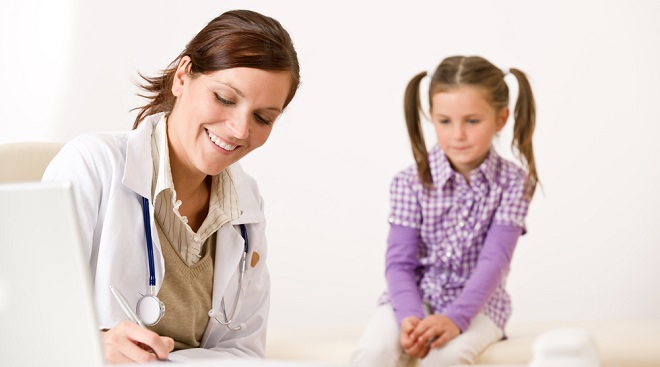 Врач назначает лечение ребенку при описторхозе