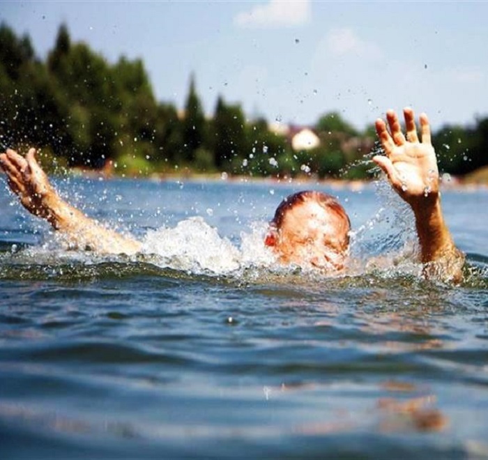 Глотнуть воду из реки во время купания - возможная причина заражения лямблиозом