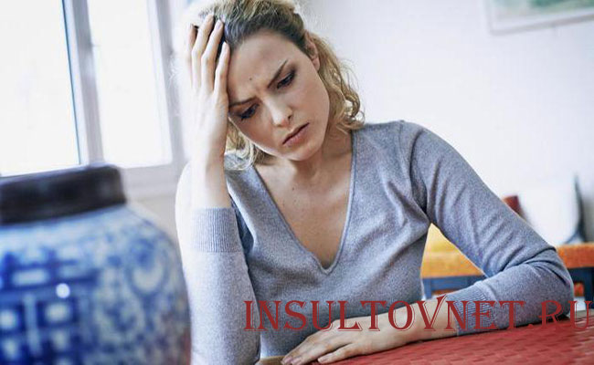 Стреляет в голове с правой стороны