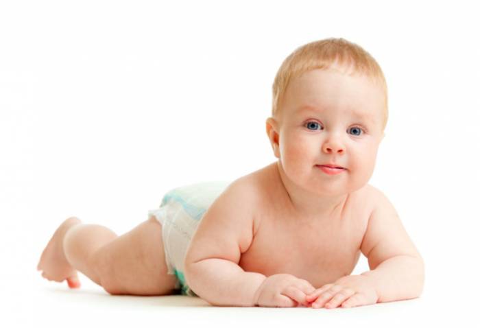 ребенок в подгузниках