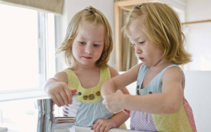 дети моют руки