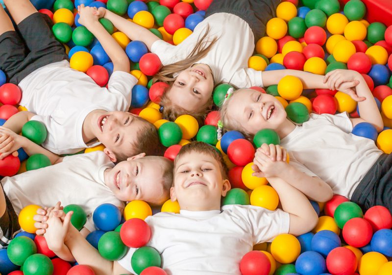 дети в саду играют