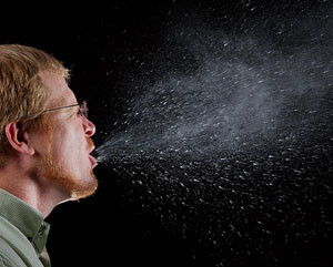 Мужчина чихнул Воздушно-капельный путь