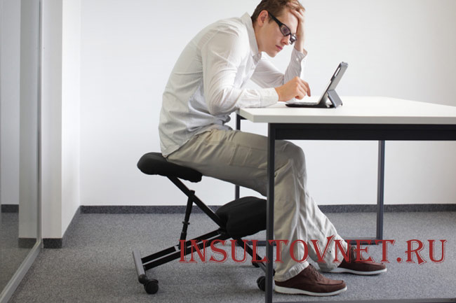Неудобная поза перед компьютером