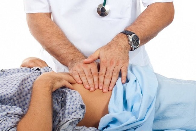 врач пальпирует живот