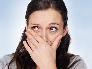 Девушка прикрывает рот