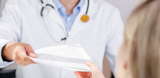 врач назначает лечение