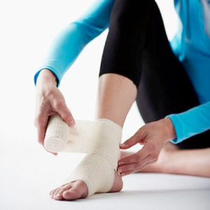 бинтование ноги Ногу необходимо перебинтовать эластичным бинтом