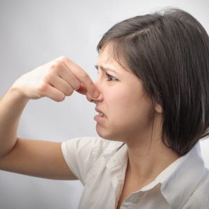 Как определить неприятный запах изо рта