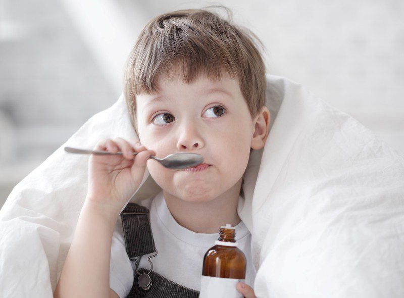 ребенок пьет лекарство