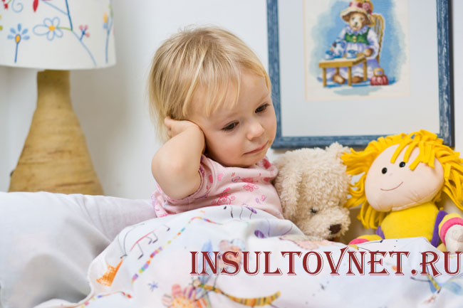 Болят уши у ребенка