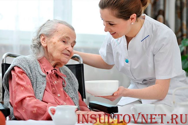кормление после инсульта
