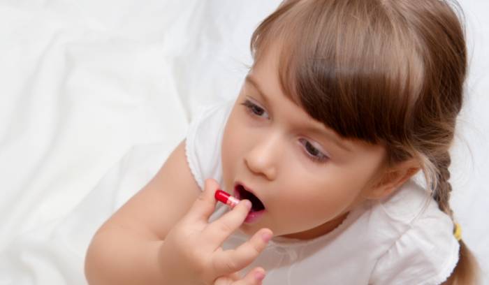 ребенок принимает лекарство