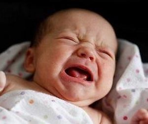 Капризность и плаксивость могут быть симптомом травмы шейного позвонка Родовая травма - подвывих шейного позвонка