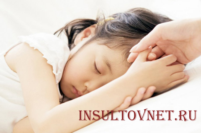 Уложить ребенка на кровать