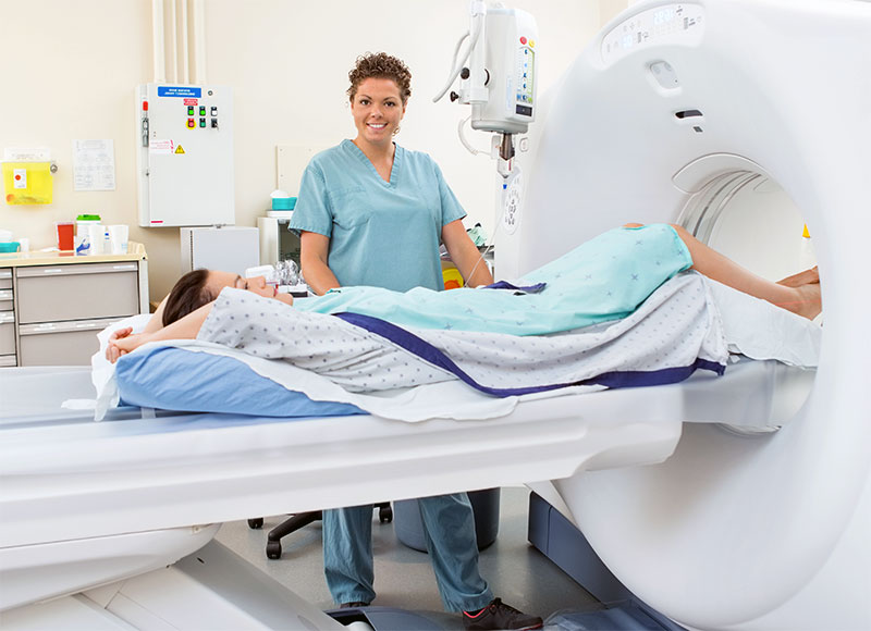 на фото - аппарат МРТ и пациент