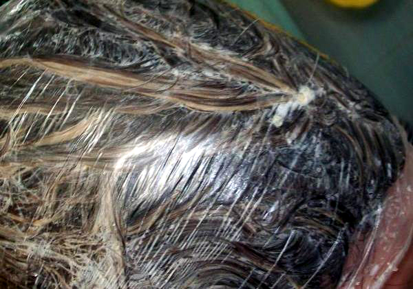 голову намазали керосином