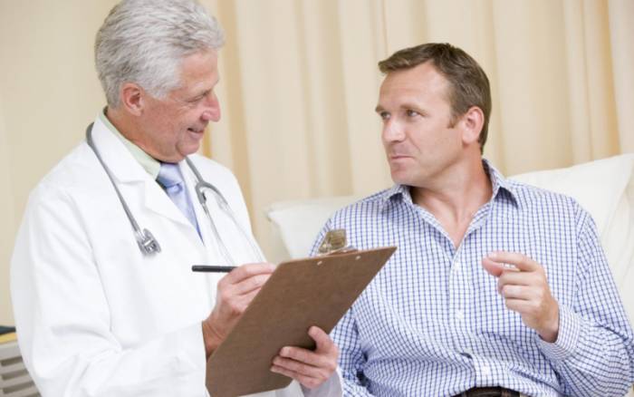 обследование мужчины у врача