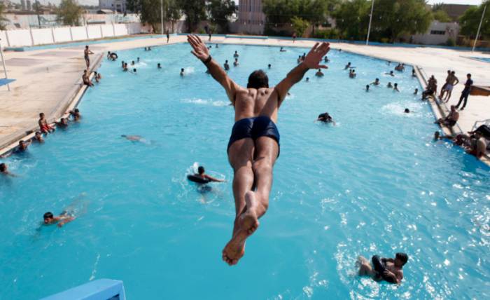 мужчины в бассейне