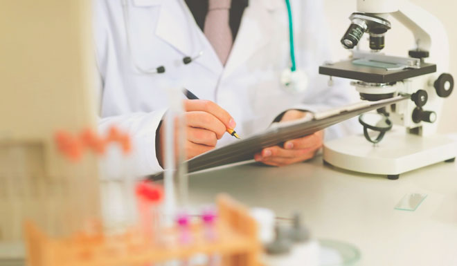 врач консультирует