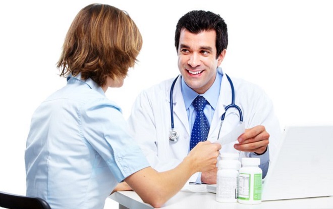 Врач назначает лечение мозгового цистицеркоза пациенту